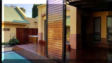 Johan CCAPine Pergola RedIronbark Deck and Screen 8.jpg (221117 bytes)